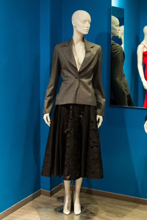 Falda negra con saco gris, parte de la colección de Alejandro Carlín.