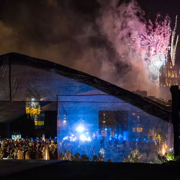 Fuegos artificiales iluminan la mágica ciudad