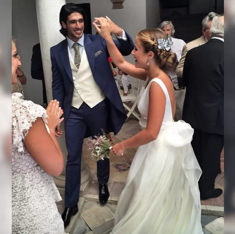 Después de comprometerse el año pasado, la pareja se dio el sí de una manera muy romántica en España.