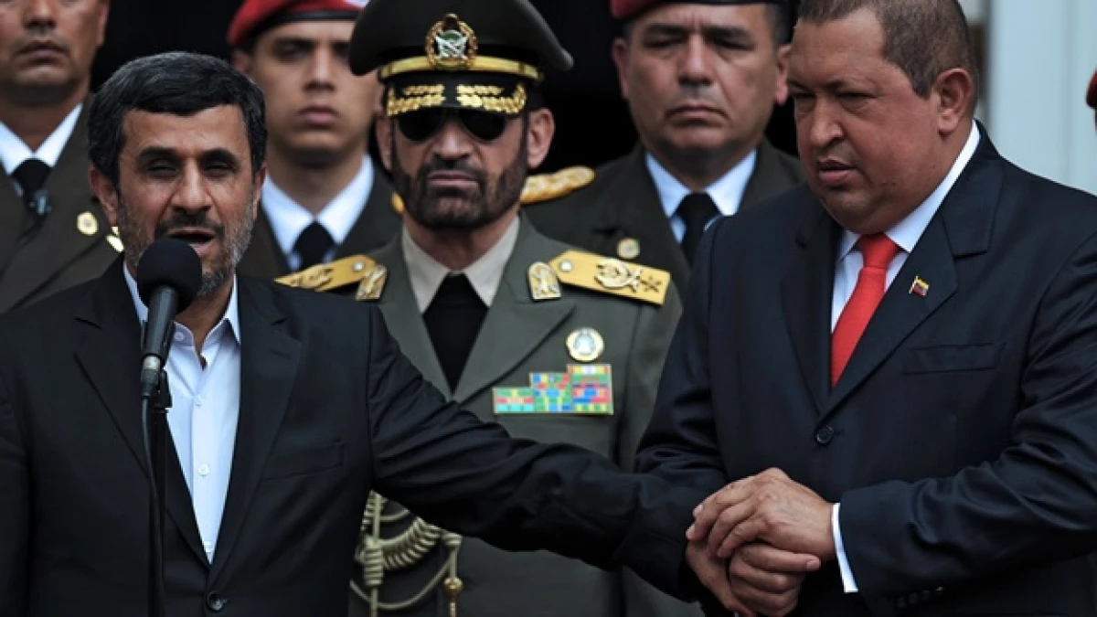 Ahmadinejad y chavez de la mano