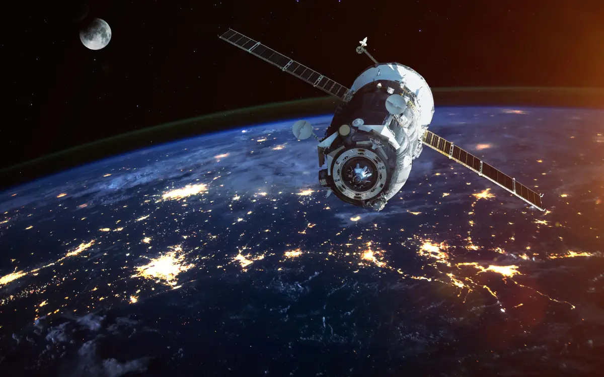 Fabricar un satélite lleva en promedio dos años y requiere de una inversión en promedio de hasta 30 millones de euros. 