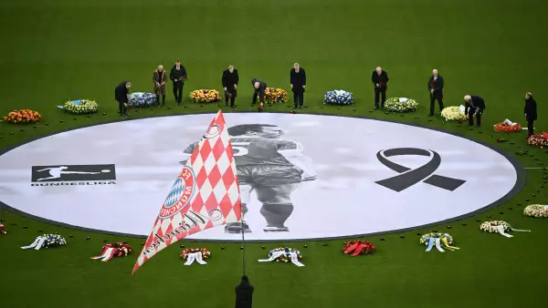 El mundo del futbol rindió este viernes en el estadio Allianz Arena de Múnich un homenaje de despedida a la leyenda Franz Beckenbauer el ‘Kaiser', fallecido el pasado 7 de enero a los 78 años. Una imagen de Beckenbauer fue colocada en el círculo central, rodeado de una treintena de coronas de flores enviadas por varios grandes clubes mundiales.