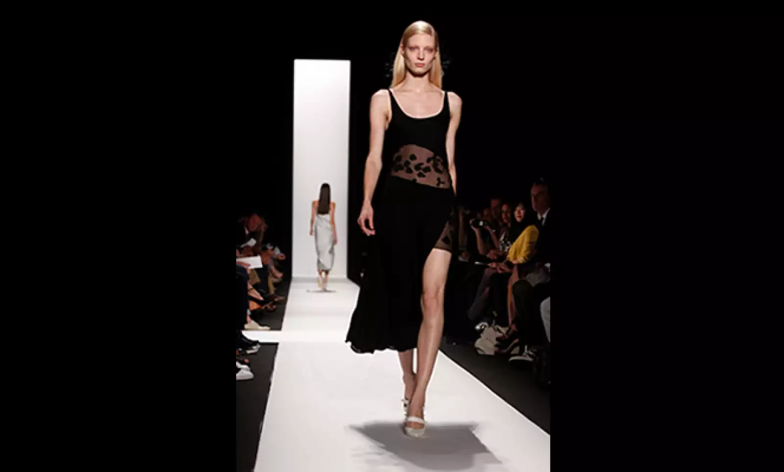 Rodríguez se ha caracterizado por su estilo arquitectónico, que siguió presente en esta línea, pero con la suavidad que en general ha dominado esta Semana de la Moda.