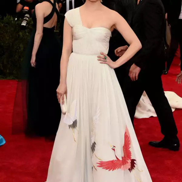 Dianna Agron en la gala del Met de 2015 en un diseño Tory Burch hecho a la medida. Le vestido llevaba bordados de la mexicana Nadia Albertini.