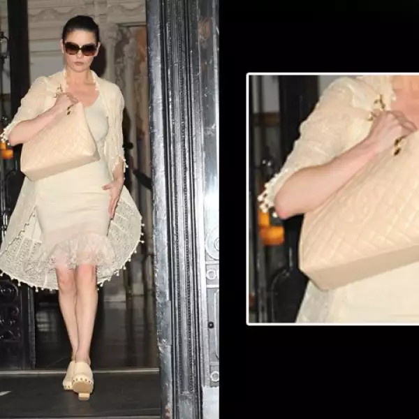La actriz Catherine Zeta Jones presumió su bolso cuando salía de su departamento en Nueva York.