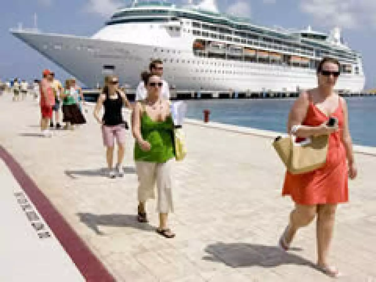 Los turistas bajan del Enchantment of the Seas, el primer crucero en Cozumel. (Foto: Notimex)
