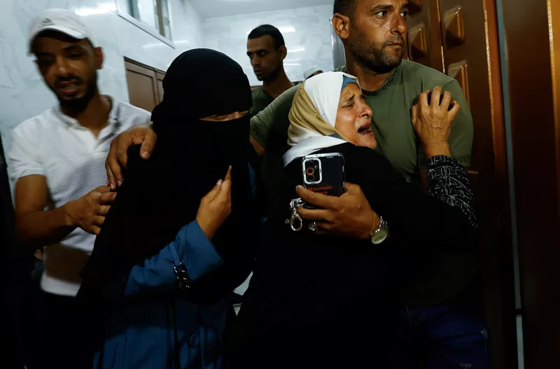 Los familiares palestinos de Youssef Radwan, que fue asesinado por las fuerzas israelíes durante una protesta en la valla fronteriza entre Israel y Gaza, reaccionan en el hospital de Khan Younis