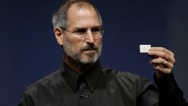 Jobs no inventó el ‘ratón’, pero fue el primero en ponerlo en una computadora; no inventó el walkman, pero captó generaciones con iPod y iTunes, escribió el diario francés Le Monde.