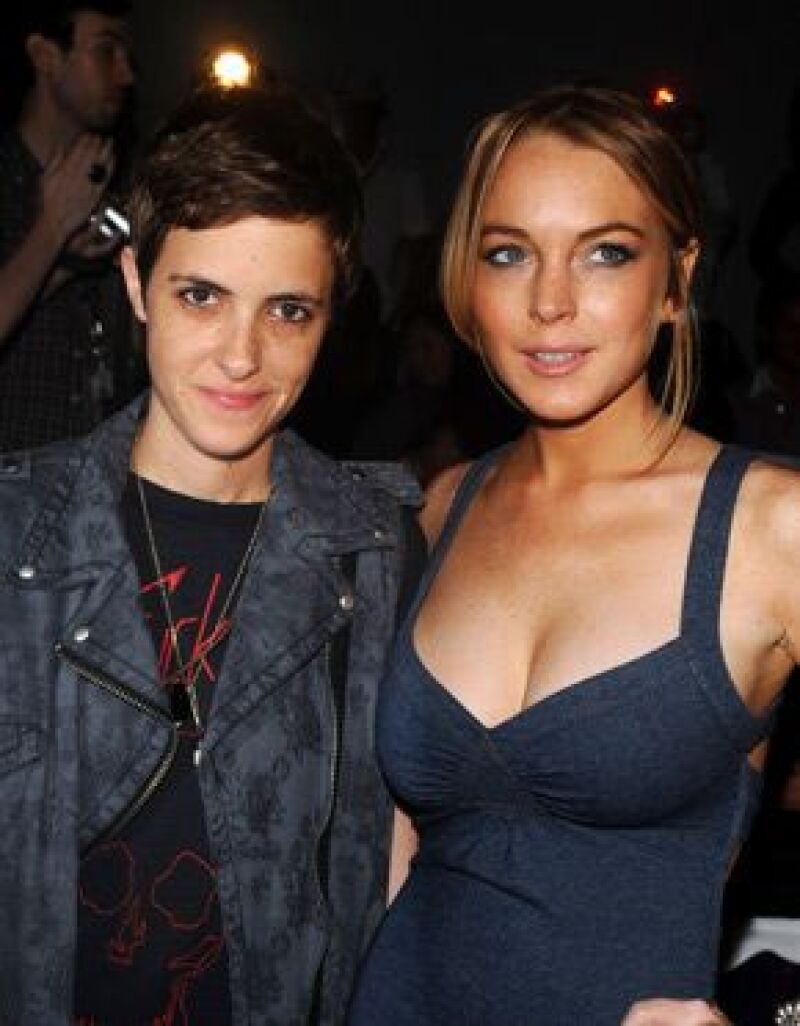 La actriz se siente completamente enamorada de su novia, Samantha Ronson, pero no acepta abiertamente ser gay.