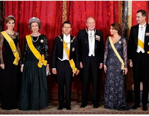 Asi lucieron Letizia y Angélica en la cena de gala
