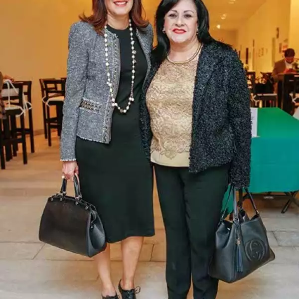 Guadalupe Romero de Olvera y Elizabeth Cravioto