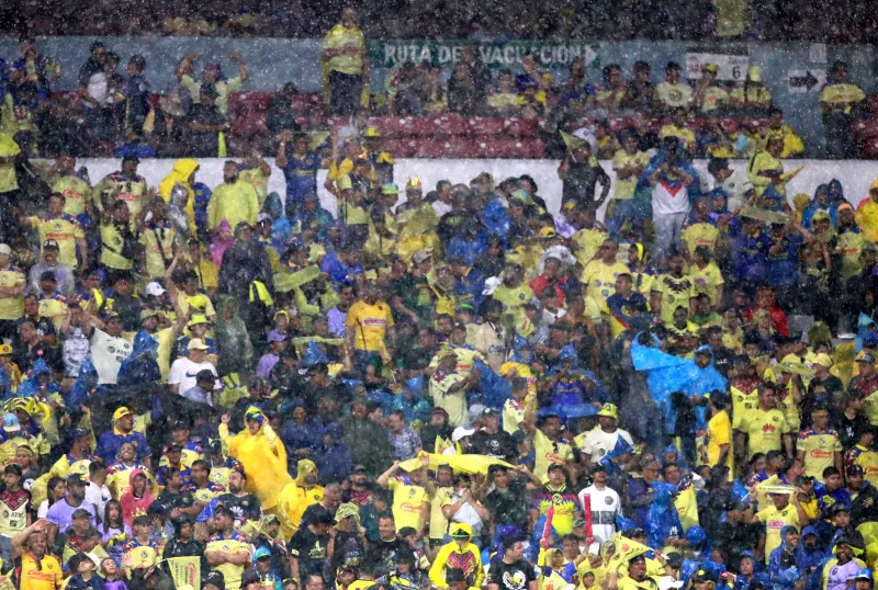 Soccer Football - Liga MX - Final - segunda vuelta - America v Cruz Azul - Estadio Azteca, Ciudad de México, México - 26 de mayo de 2024 Vista general de los fanáticos en la lluvia dentro del estadio antes del partido