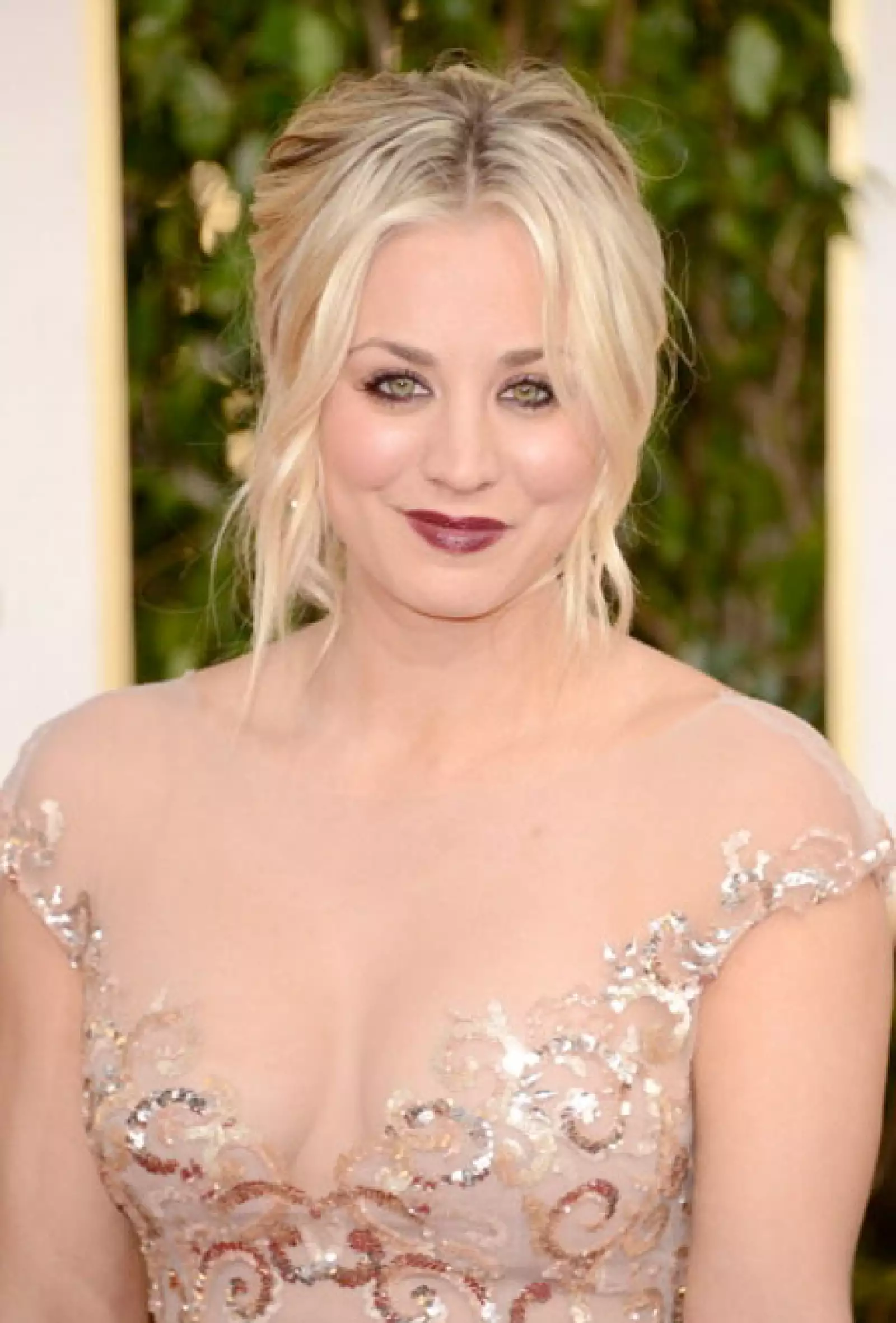 Caley Cuoco con un recojido relajado.