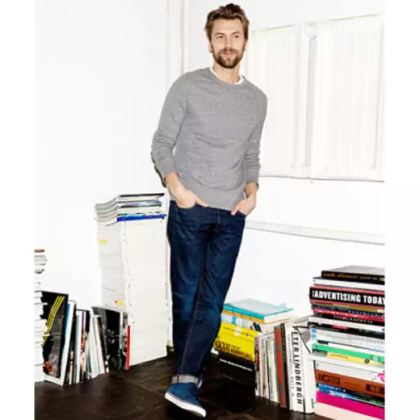 Un suéter gris, un par de jeans y unos tenis: un outfit que nunca pasará de moda.