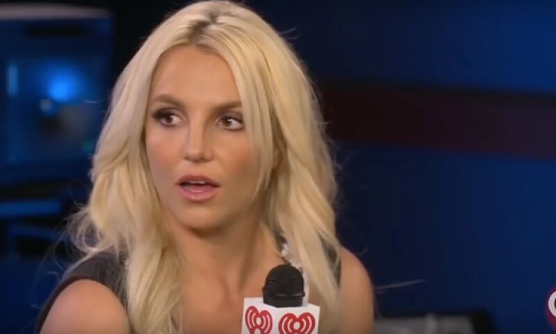 Britney parece no dar crédito de escuchar que a Ryan le gustan las mujeres.
