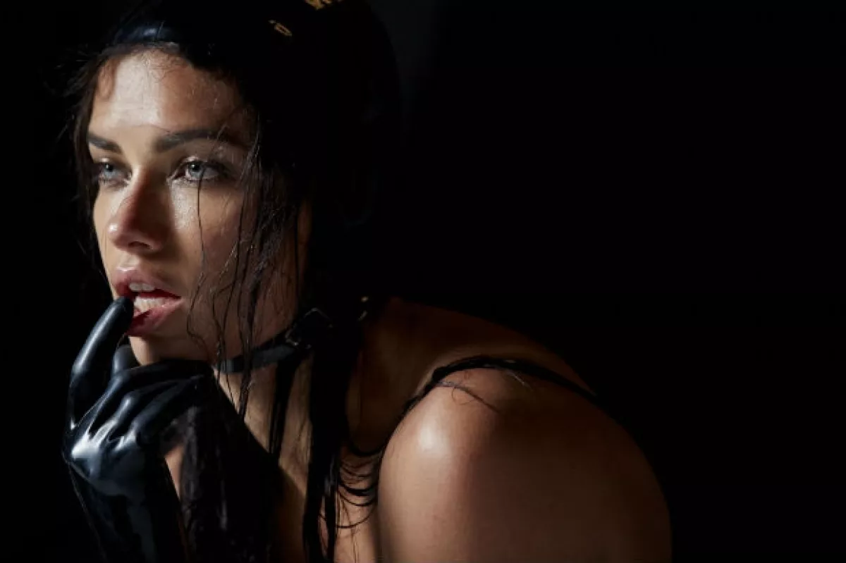 Adriana Lima en otra de las sexys fotos del shooting para el calendario.