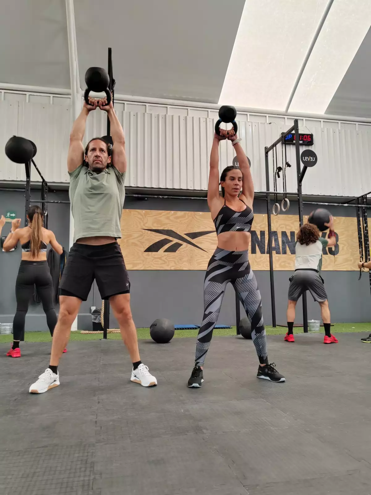 Un hombre y una mujer hacen crossfit con los Reebok Nano X3.