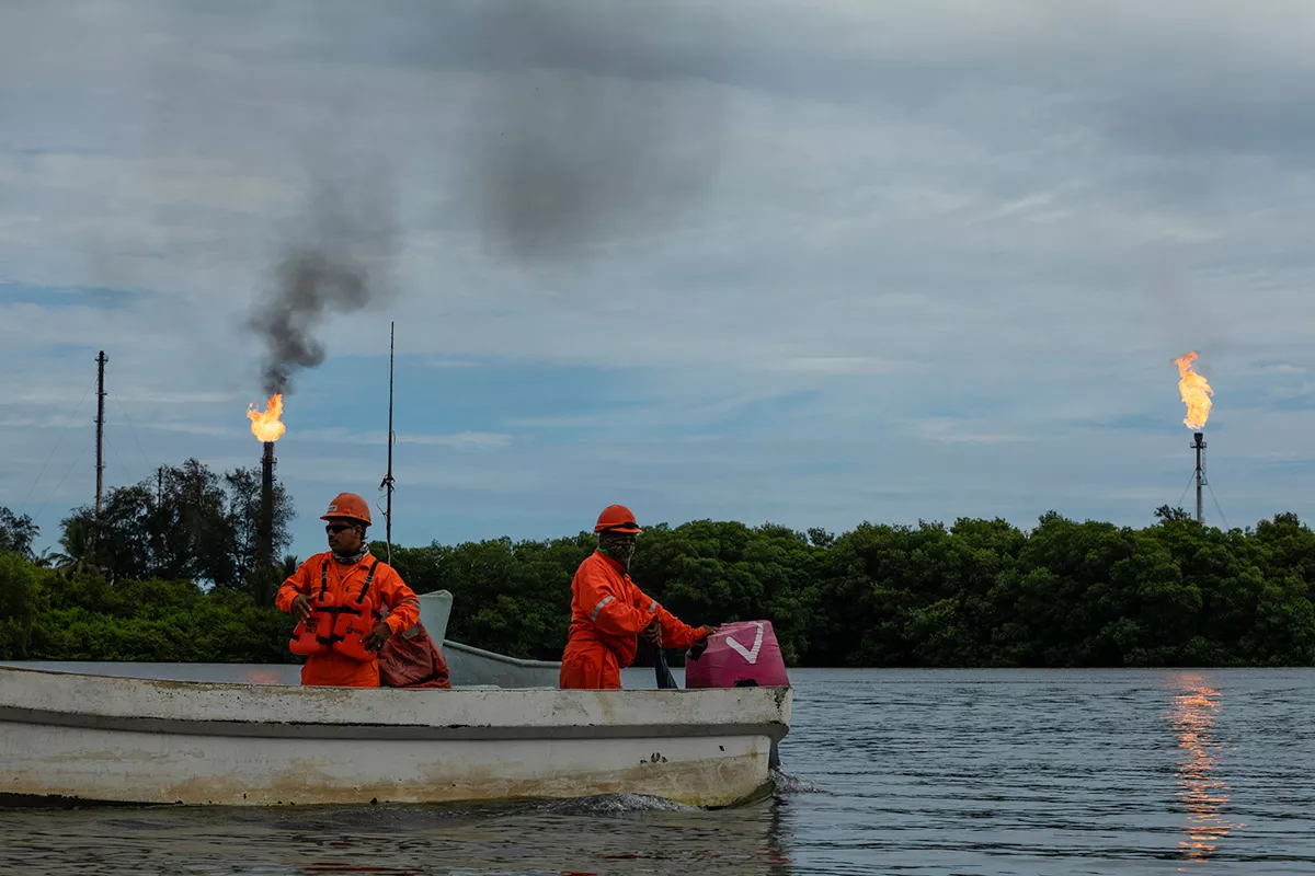 (vista de la Batería de separación litoral Tabasco (separación de hidrocarburos) desde la colonia Nuevo Torno Largo, Paraíso, Tabasco)