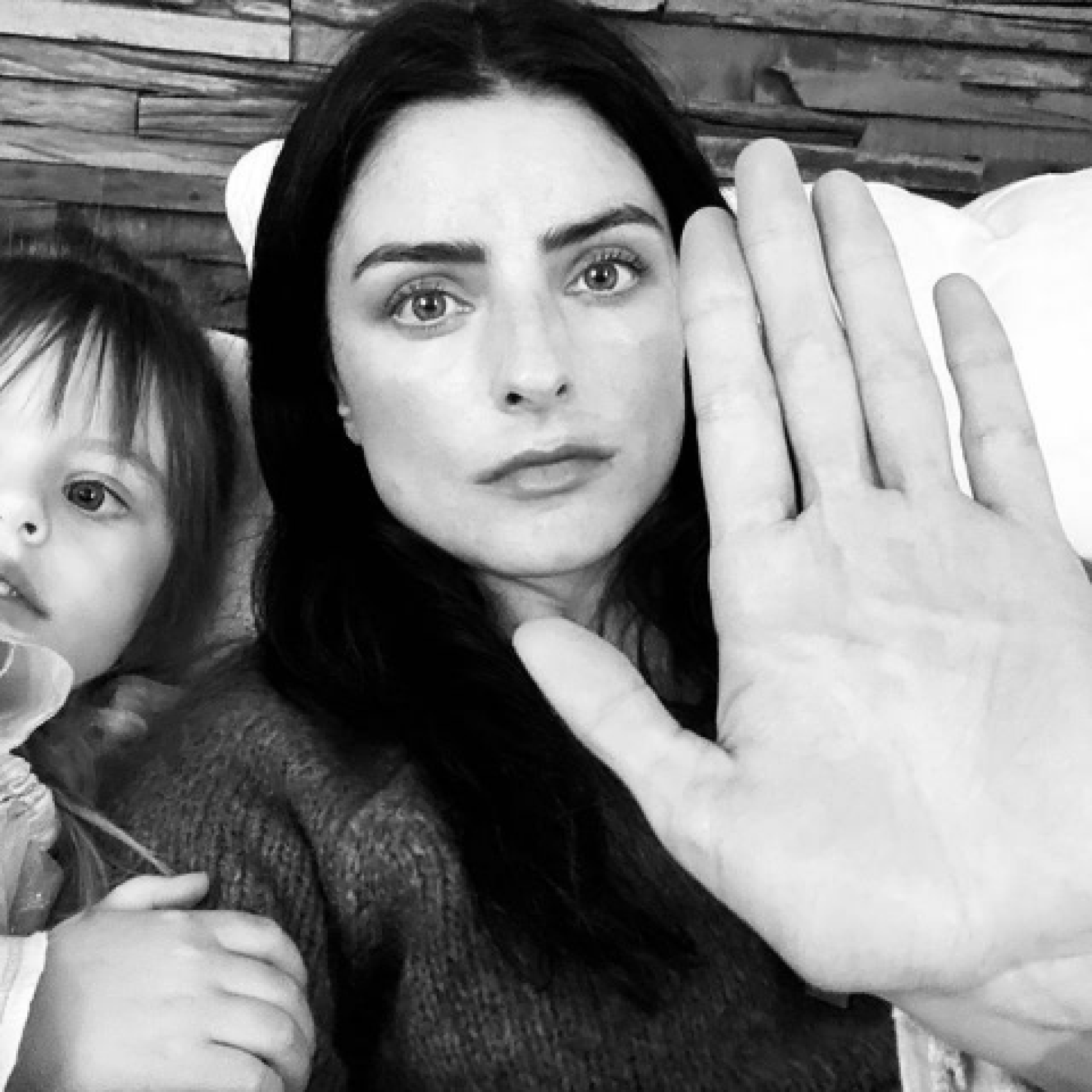 Kailani y Aislinn Derbez.