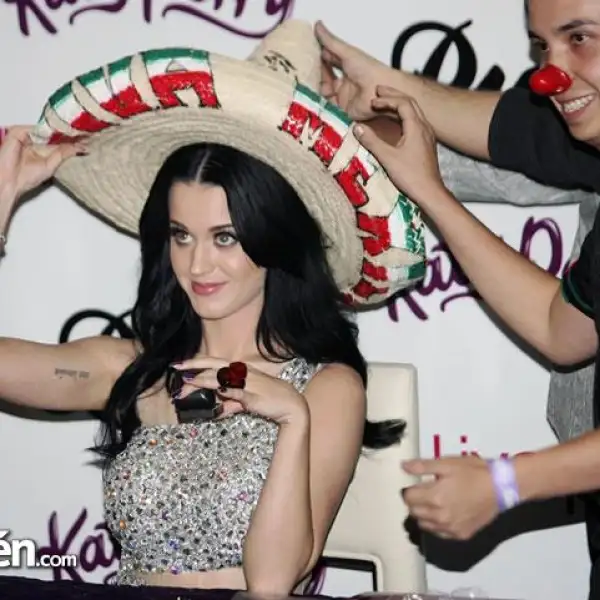 Katy Perry en la firma de autógrafos