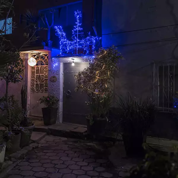 En otras zonas de la ciudad, como en Xochimilco, el espíritu navideño también se hace presente con decoraciones que incluso alcanzan las macetas afuera de las casas.