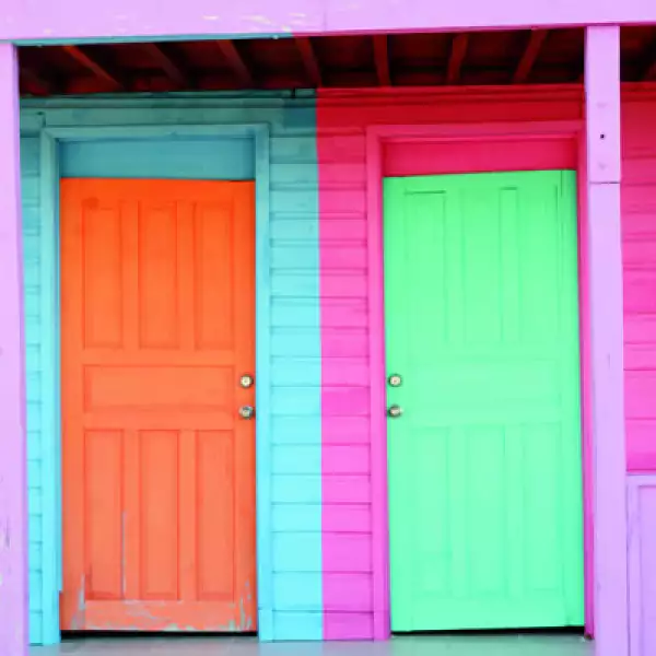 En Costa Maya predominan los colores pasteles, cánones del folclor caribeño.