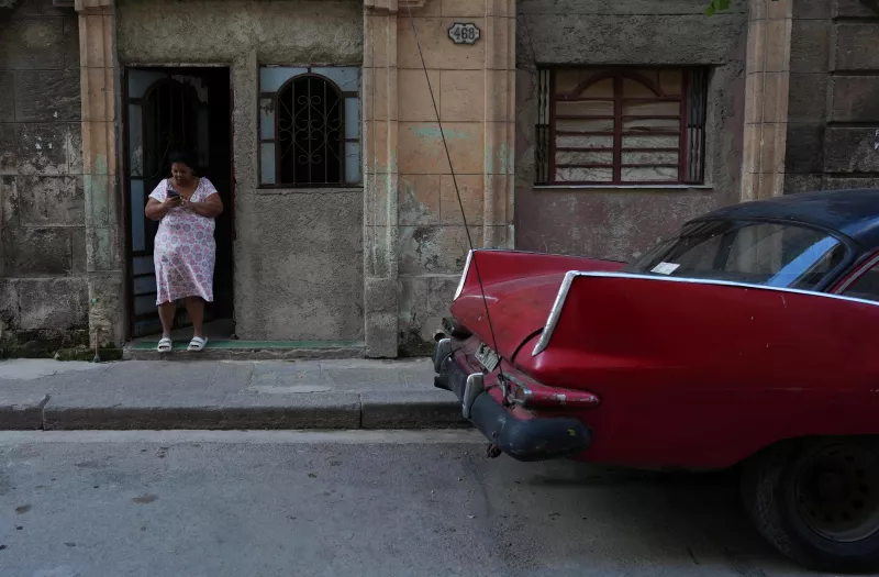 Una mujer comprueba la conexión a Internet en la puerta de su casa durante un colapso de la red eléctrica nacional, en La Habana, Cuba, el 4 de diciembre de 2024.