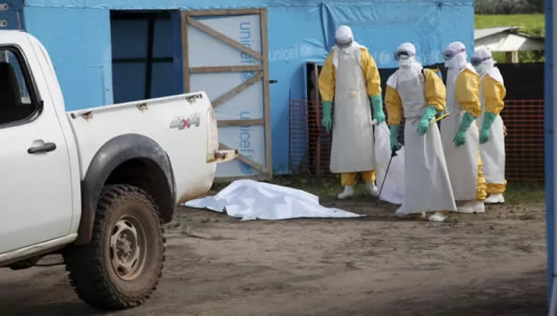 ébola médicos atención