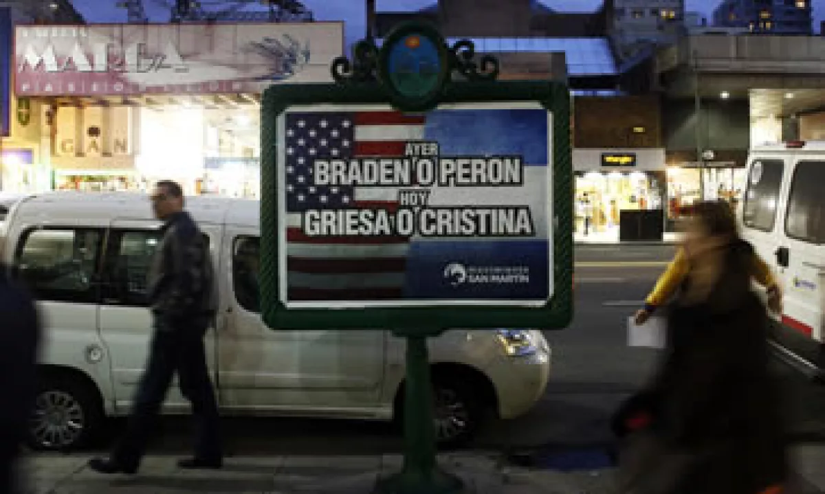En calles de Buenos Aires se leen letreros alusivos entre el litigio de Argentina con los bonistas. (Foto: Reuters)