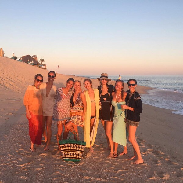 Con todo su girl squad en playa mexicana.