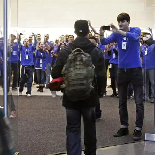 El primer comprador del nuevo iPhone en la tienda de Boston de Apple, antes de entrar a la fila.