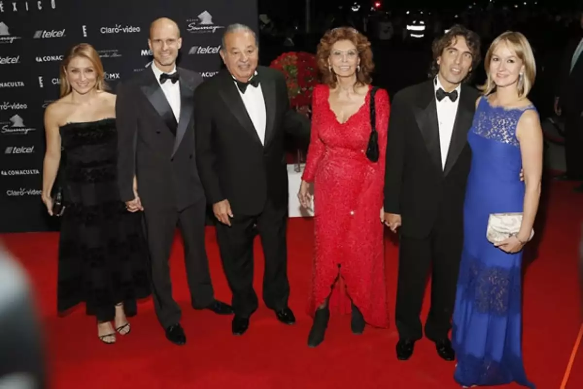Carlos Slim fue el anfitrión de la noche. Recibió a Sophia Loren junto con sus invitados. Sasha Alexander, Edoardo Ponti, y Carlo Ponti (sus hijos) y Andrea Meszaros.
