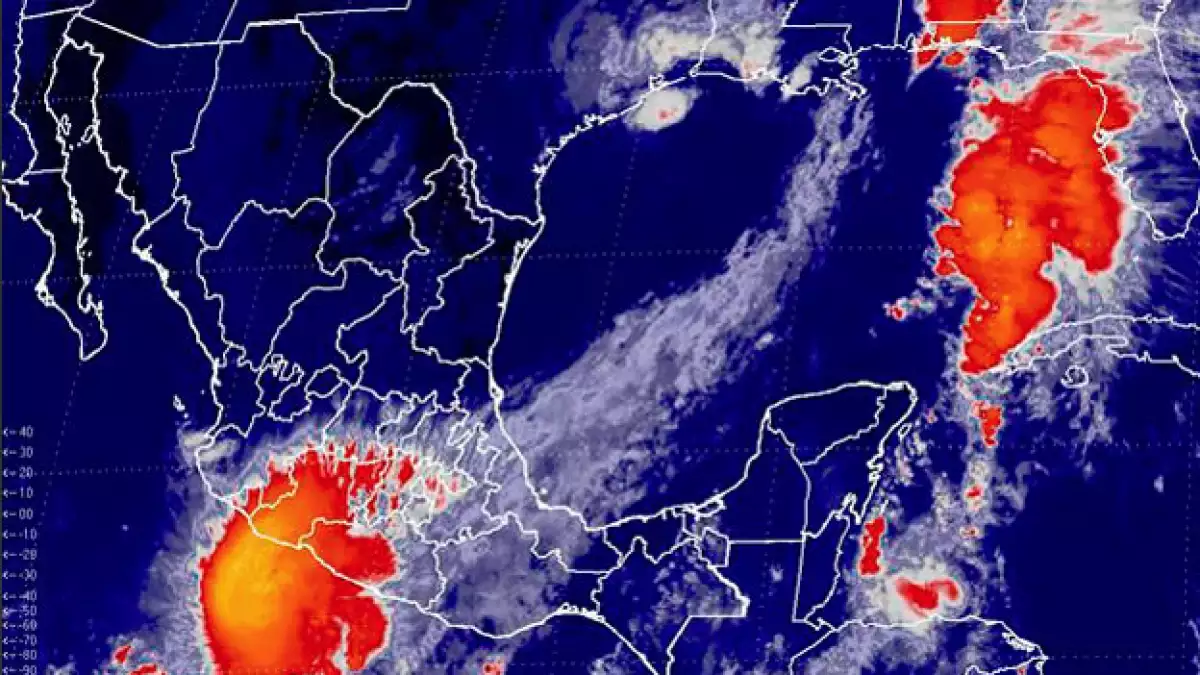 La tormenta tropical (abajo, a la izquierda) puso en fase de alertamiento a las autoridades federales y estatales