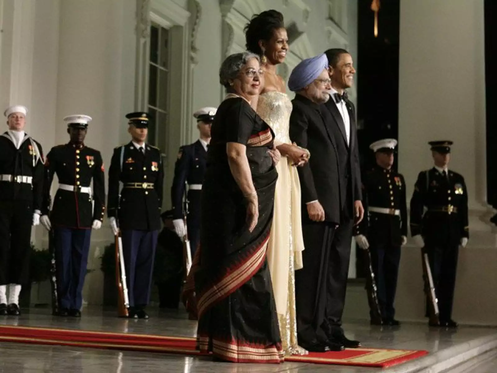 El presidente de los Estados Unidos, Barack Obama, su primera dama, Michelle, en la bienvenida a la Cena de Estado en La Casa Blanca en honor al primer ministro de la India, Manmohan Singh, y su esposa, Gursharan Kaur.