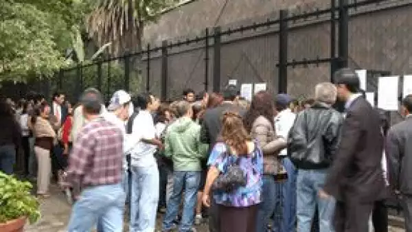 Ayer, la embajada canadiense estaba rodeada por solicitantes de informes para resolver su situación personal, en tanto que las redes telefónicas y la página electrónica se saturaron.