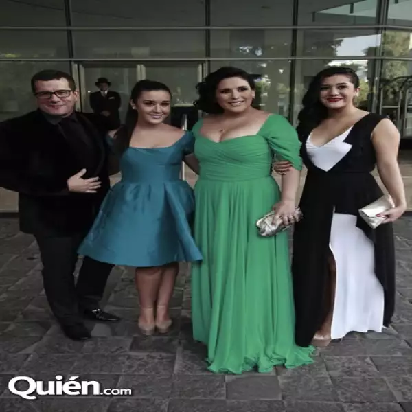 Otto Padrón con sus hijas y Angélica Vale