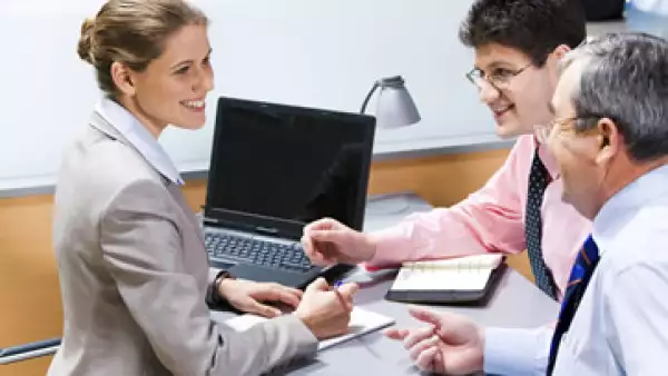 Si quieres comunicarte con tu jefe, los expertos recomiendan hacerlo por la tarde porque es cuando está más relajado. (Foto: Photos to Go)