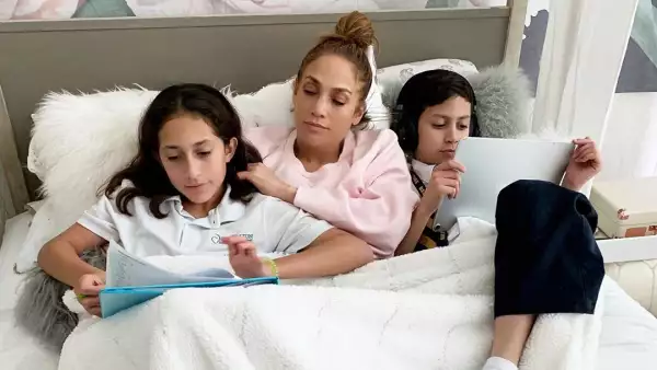Jennifer Lopez a sus hijos Max y Emme