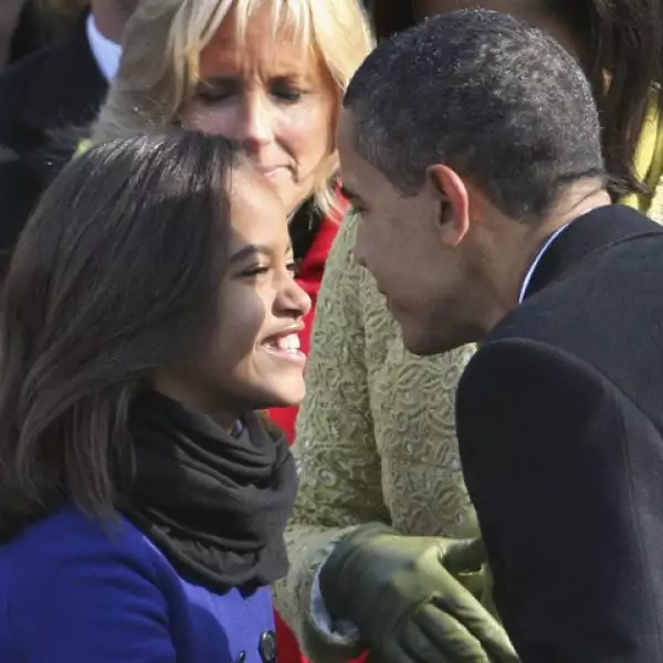 La hija mayor de Obama, Malia de 10 años, felicita a su papá, el nuevo presidente de los Estados Unidos.