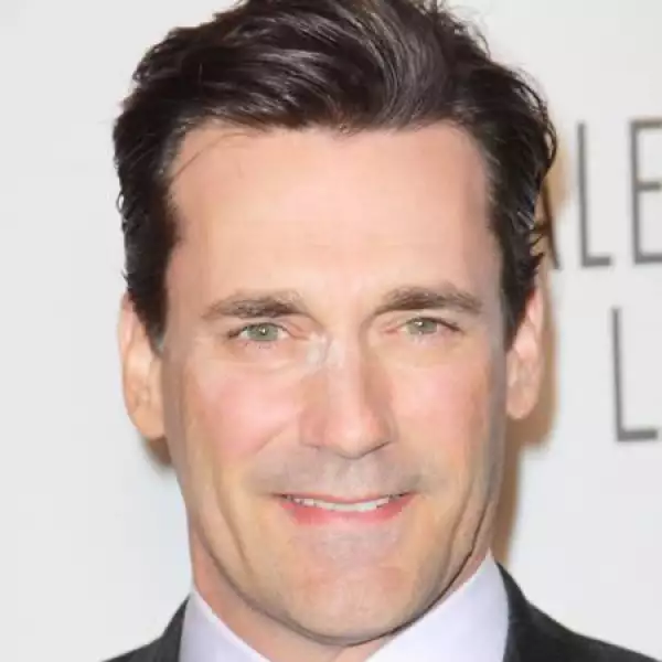 Jon Hamm- Hasta en los hombres más guapos pasa, olvidaron retirarle el exceso de polvo en la naríz.