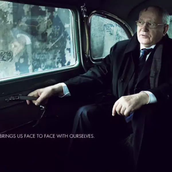 También trabaja para la marca de moda Louis Vuitton y ha logrado captar imagens inolvidables en sus campañas. Aquí el político ruso Mijaíl Gorbachov sentado dentro de un automóvil con los restos del Muro de Berlín al fondo.