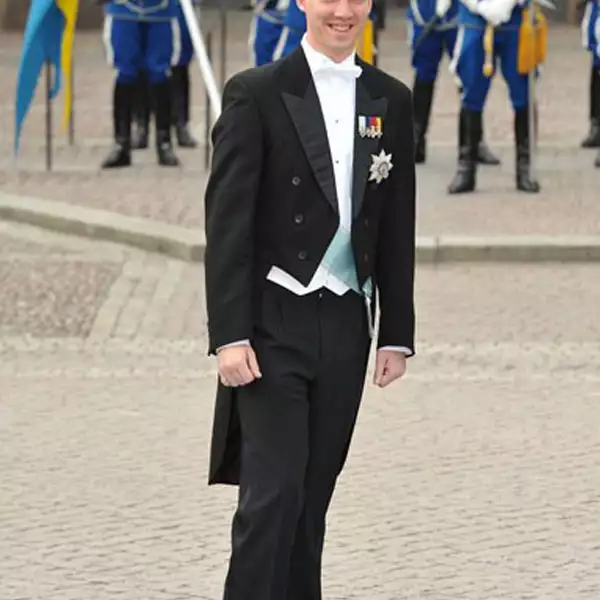 Radicado en la isla de Manhattan, el Príncipe se graduó en relaciones internacionales por la Universidad Georgetown.