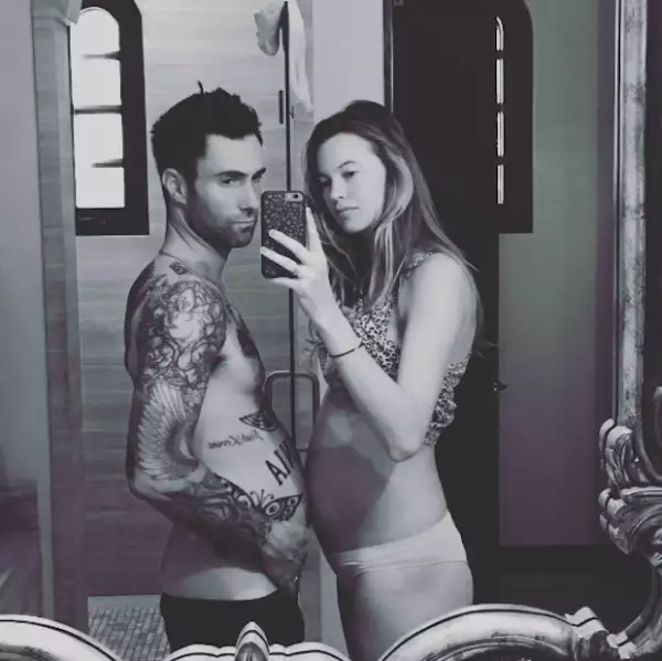 Adam Levine presumió su `pancita´ al lado de su esposa.