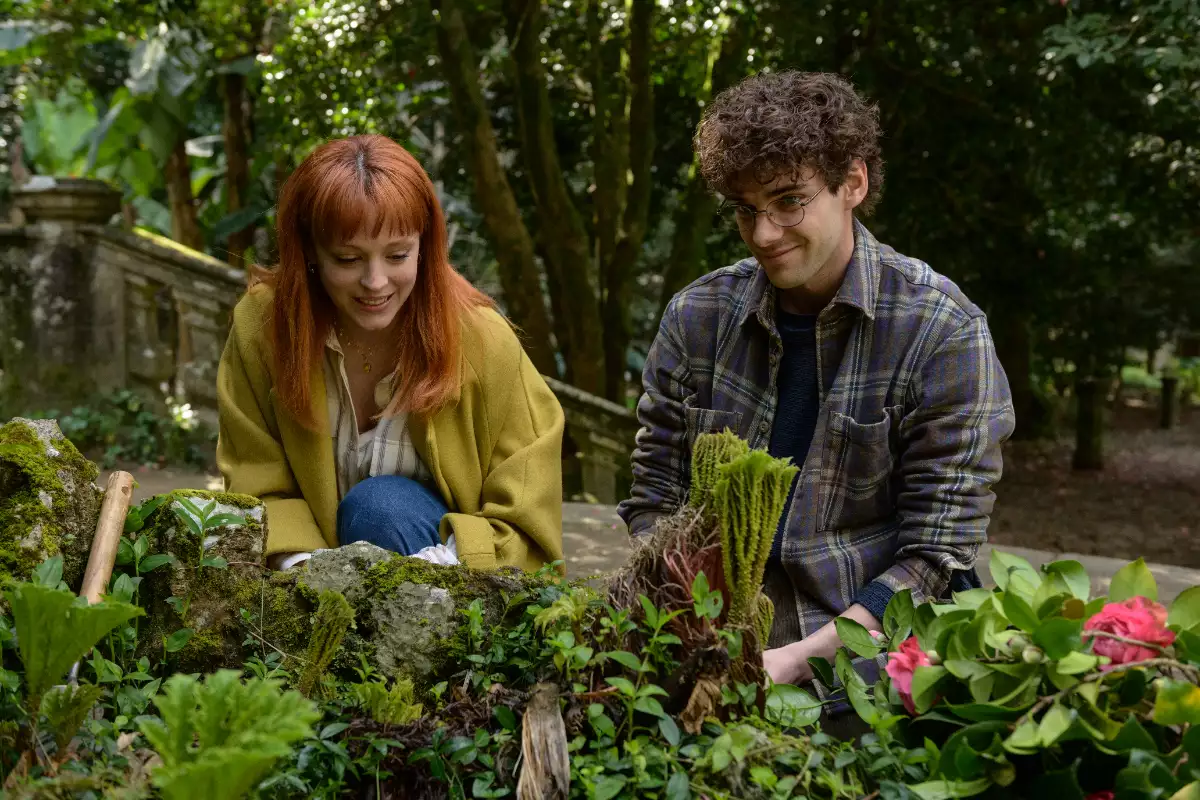 Foto de Catalina Sopelana y Álvaro Rico en sus papeles de Violeta y Elmer, agachados frente a un jardín.