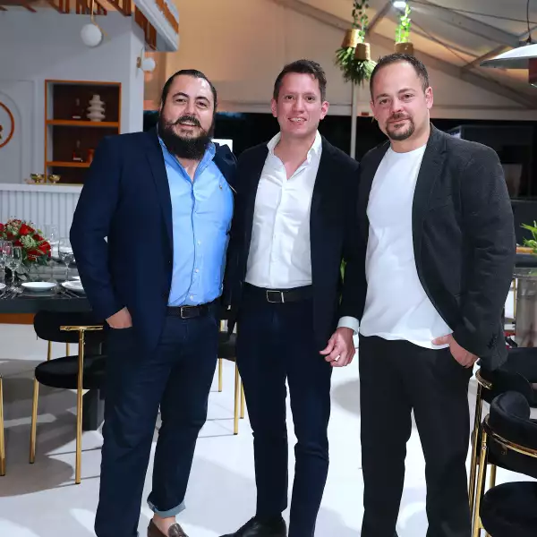 Enrique Casarrubias, Indra Carrillo Perea y Roberto Alcocer  ( l