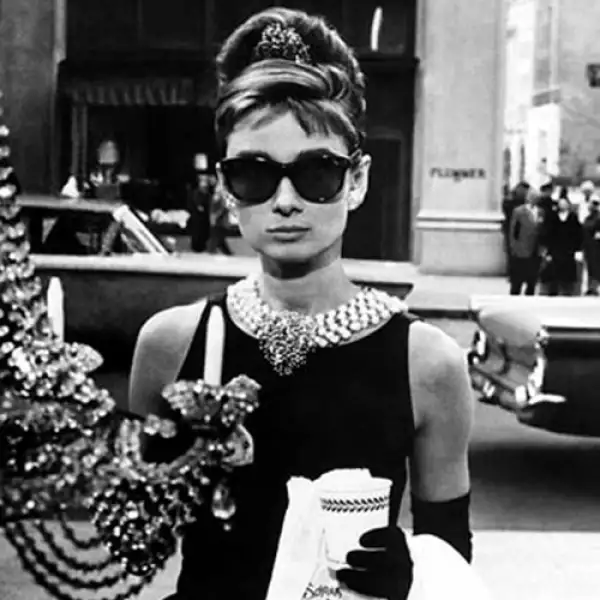 Uno de los disfraces más faciles es el de Audrey Hepburn en Breakfast at Tiffanys sólo necesitas un vestido negro a la rodilla, un collar de perlas, recogerte el pelo en chongo con una pequeña corona, guantes largos y unos lentes cat-eye.