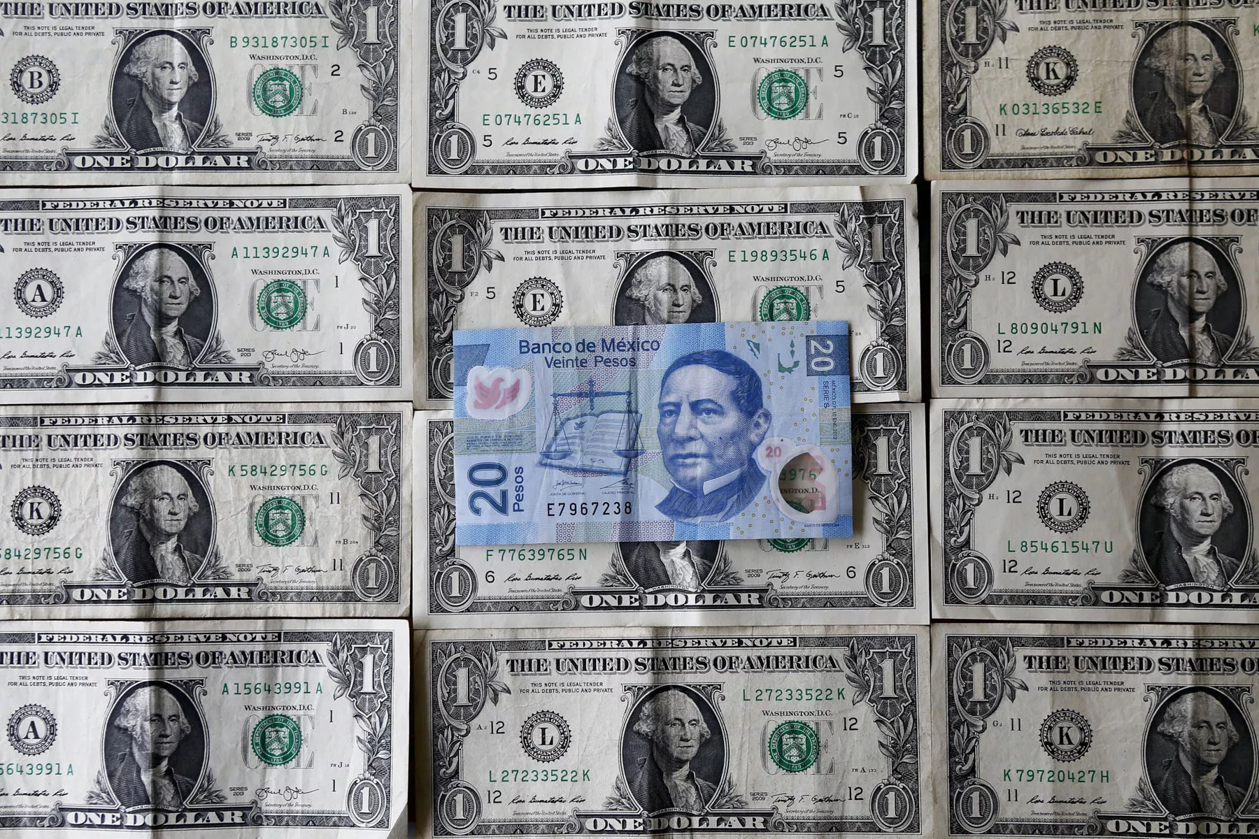 Peso se aprecia frente al dólar