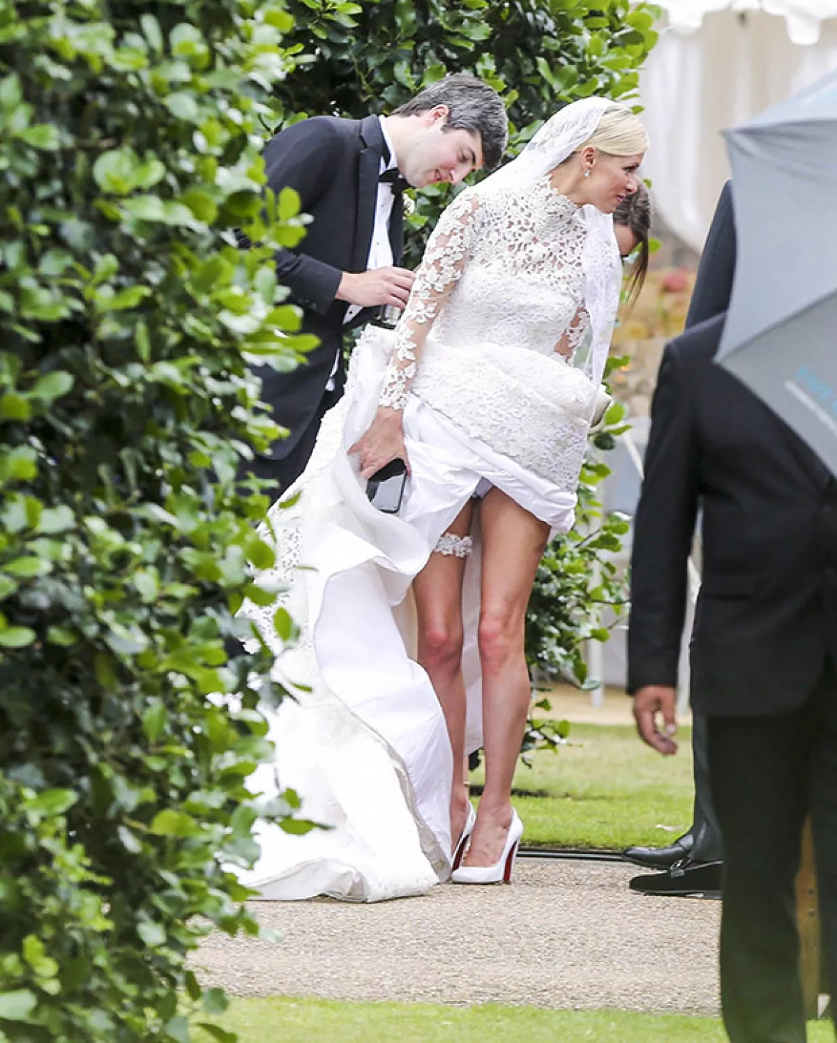 Nicky no pudo evitar ser avergonzada en un día tan especial como el de su boda, debido a un wardrobe malfunction.