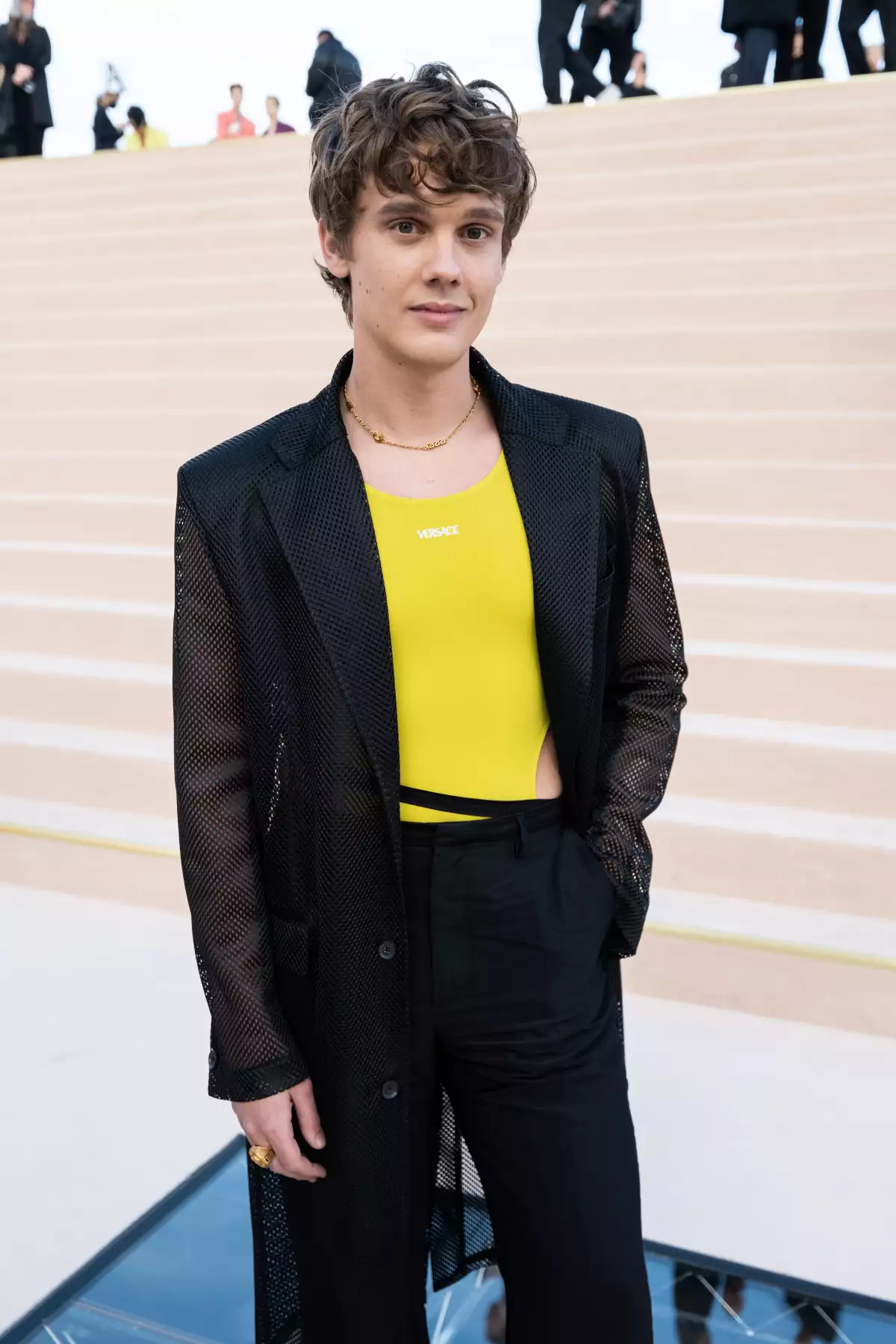 El actor deWednesday, Hunter Doohan entre las celebs invitadas al desfile de Versace.