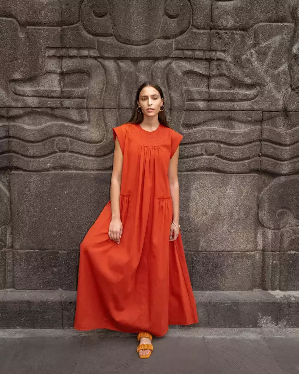 Mujer usa maxi vestido terracota de Yakampot for Map 